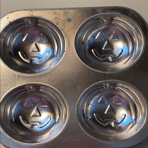 Pumpkin cake tin makes 4 small cakes, good cond.